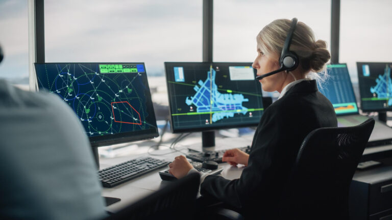 Fluglotse mit Headset am Radarbildschirm im Tower