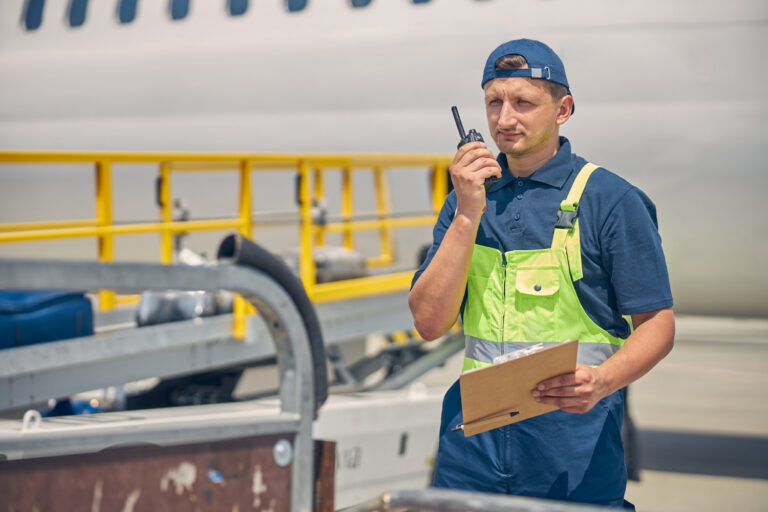 Ramp Agent in Warnweste auf dem Vorfeld