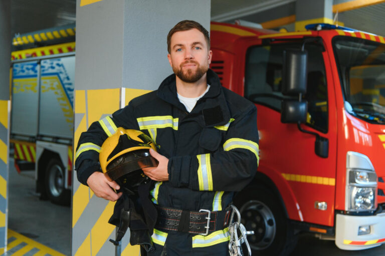 Flughafenfeuerwehr mit Löschfahrzeug