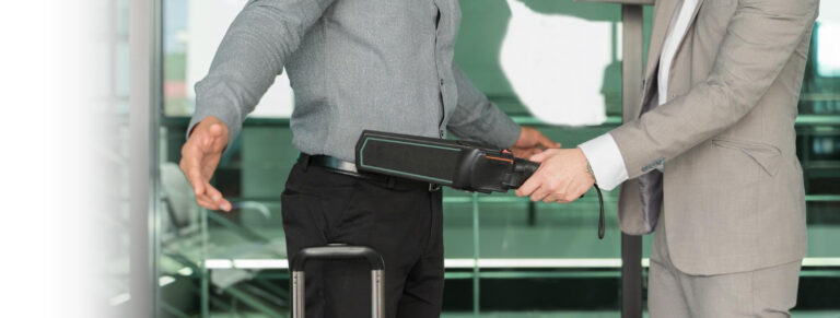 Luftsicherheitskontrollkraft kontrolliert eine Person mit dem Handscanner